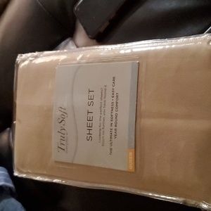 TRULY SOFT Queen Sheets nwt price is firm final price